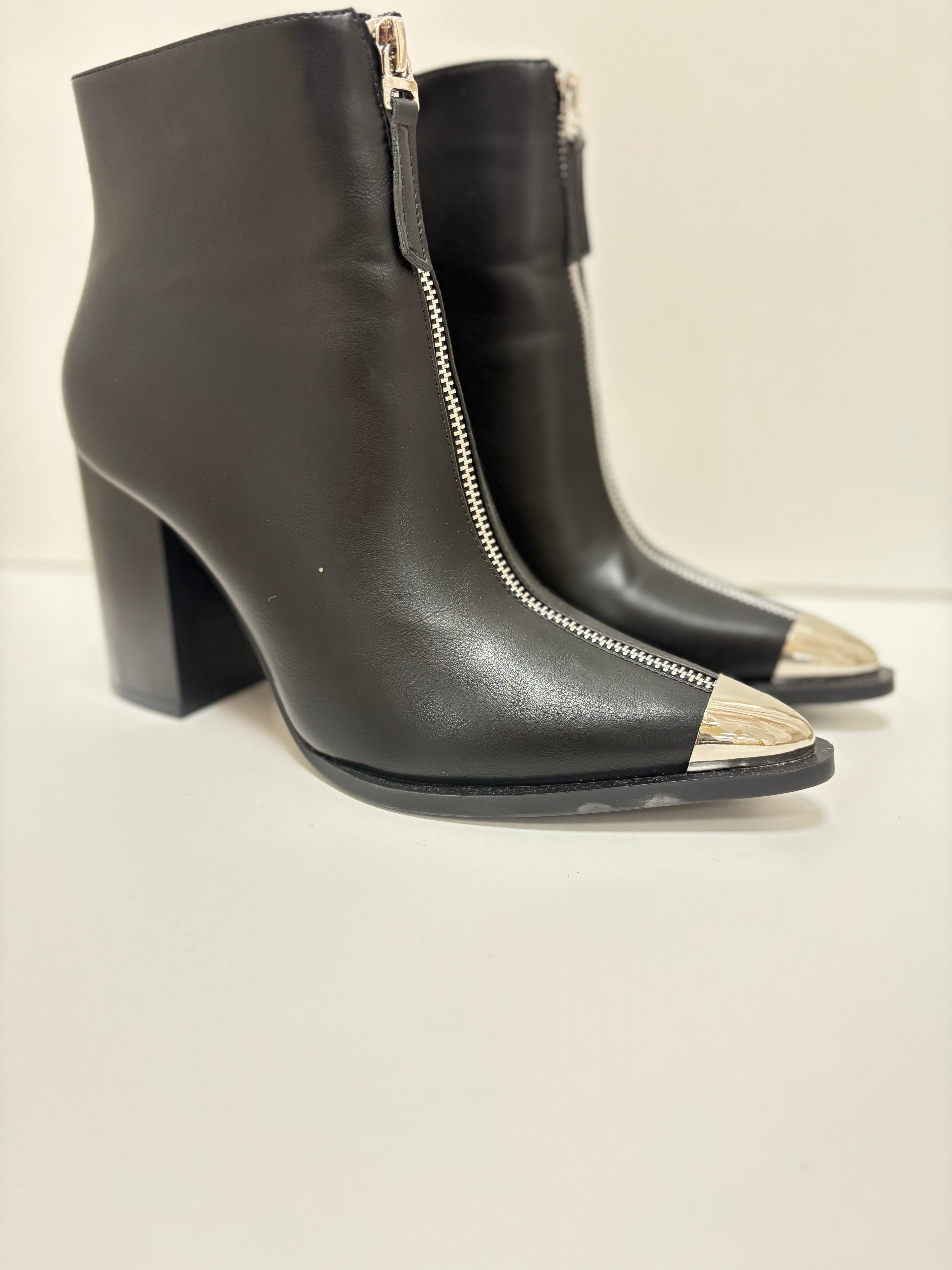 BOOTS MIT REISVERSCHLUSS OPTIK