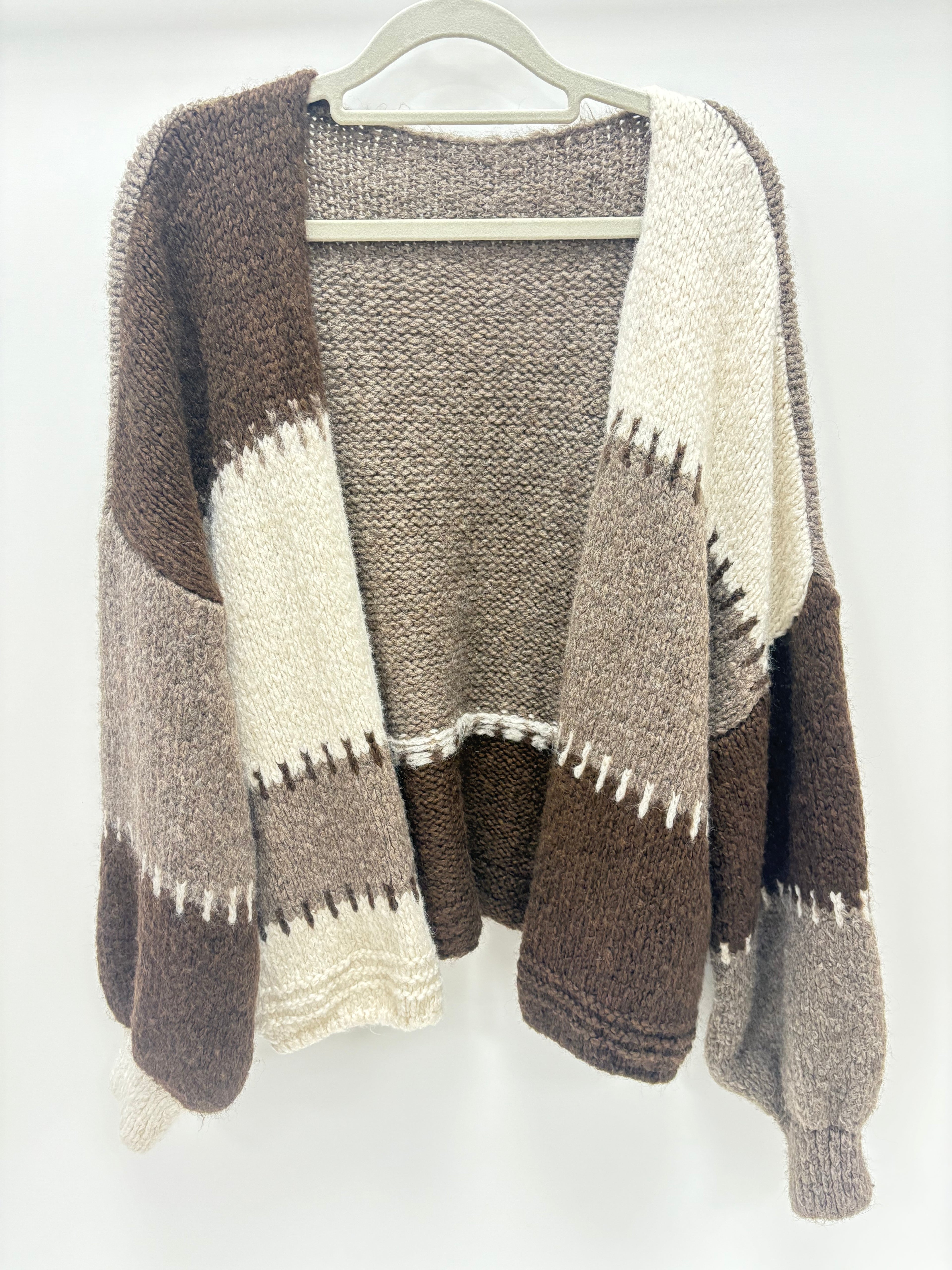 STRICKWESTE MIT PATCHES